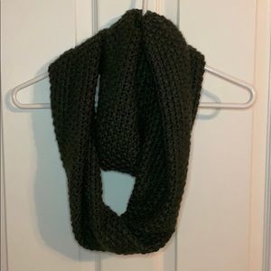 ✨OLIVE KNIT SCARF✨